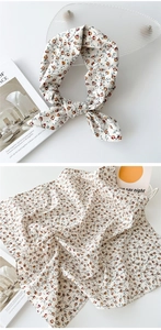 Vue détaillée d'un foulard carré en coton et lin fleuri montrant sa texture douce