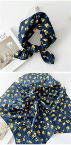 Détails du foulard en coton bleu marine avec motif de tulipes jaunes élégantes