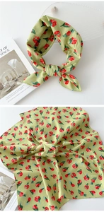 Détail d'un foulard en coton et lin vert clair avec motif imprimé tulipes rouges