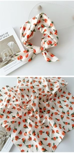 Détails du motif de tulipes sur un foulard carré en lin et coton de couleur crème