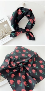 Détail du foulard en coton lin à imprimé floral rose sur fond noir élégant et doux