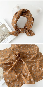 Détails des motifs floraux et texture douce sur un foulard en coton lin caramel