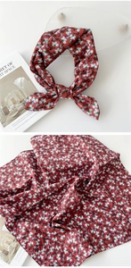 Détail du foulard en coton et lin rouge rouille avec motif floral délicat