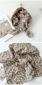 Détail du foulard floral en coton et lin avec texture douce et imprimé de style vintage