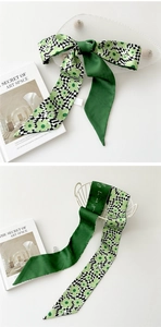 Vue détaillée du foulard en soie double face avec motif damier floral et broderie