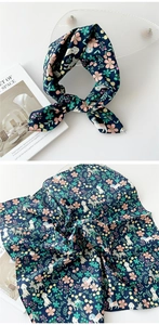 Détail d'un foulard en lin de coton bleu marine à motifs floraux et chiots