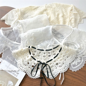 Faux cols élégants en dentelle avec broderie florale et liens en ruban sur bois sombre