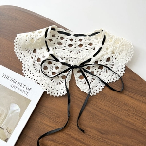 Faux col en dentelle blanche avec motifs floraux creux et rubans en satin noir