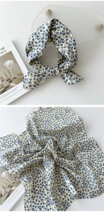 Vue détaillée d'un foulard carré en coton et lin à fleurs avec nœud papillon doux
