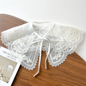 Col amovible en dentelle blanche avec broderies papillons et bords festonnés