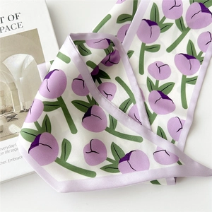 Élégant foulard étroit en soie avec imprimé tulipes mauves et texture satinée