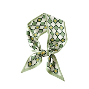 Écharpe étroite en soie à carreaux vert et blanc avec motif cœur nouée en nœud