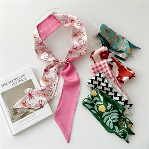 Foulards longs étroits élégants avec imprimés floraux et motifs pour cou ou cheveux