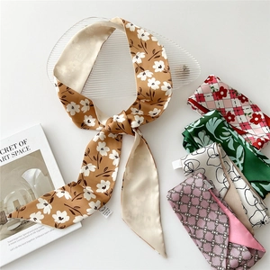Ensemble élégant de foulards fins en soie florale avec motifs variés et rubans polyvalents