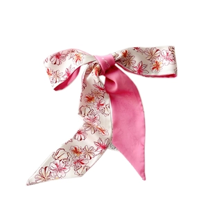 Foulard twilly en soie imprimé floral avec nœud rose contrasté pour cheveux et cou