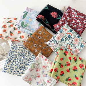Foulards carrés en coton et lin aux imprimés floraux vintage et texture douce