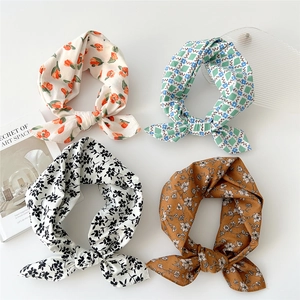 Lot de quatre foulards en coton et lin avec divers motifs floraux délicats et vintage
