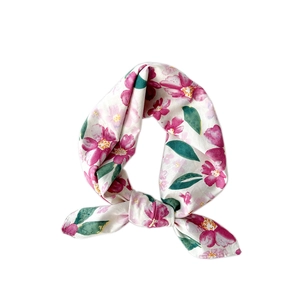 Petit foulard floral en coton et lin avec des fleurs violettes sur fond blanc pur
