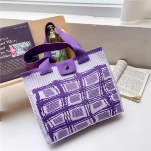 Dettagli della borsa tote in maglia a scacchi viola e bianchi con elegante bottone nero