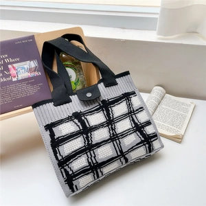 Borsa tote in maglia stile giapponese con motivo a quadri neri e grigi per pendolari