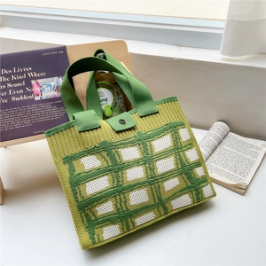 Borsa tote in maglia a scacchi verdi con manici larghi e chiusura con bottone
