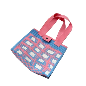 Borsa tote in maglia a motivi geometrici blu e rosa con chiusura a bottone sicura