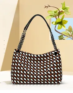 Détail du sac cabas en cuir tressé à damier avec des anses élégantes en chaîne métal