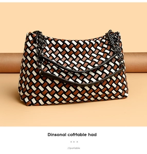 Vue détaillée du sac cabas tissé à damier avec poignées et bandoulière en chaîne métal