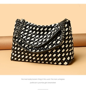 Gros plan détaillé de la texture tressée et du motif en damier noir et blanc du sac