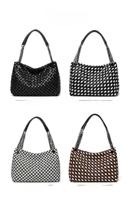 Présentation des sacs portés épaule en cuir tressé avec chaîne en quatre couleurs