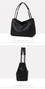 Détail d'un sac à bandoulière tressé noir en similicuir avec chaîne et poignée