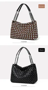 Détail du sac cabas en cuir tressé avec poignée en chaîne métal marron et noir