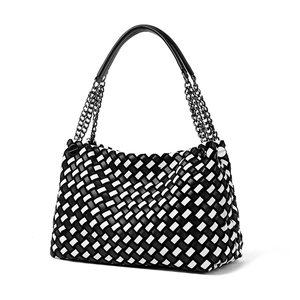 Sac à bandoulière tressé noir et blanc rétro avec anse chaîne et design urbain épuré