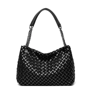 Sac panier tressé noir rétro avec bandoulière en chaîne et texture cuir épurée