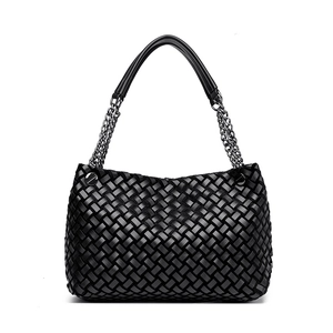 Sac à bandoulière tressé noir rétro avec chaîne en cuir et design de panier chic
