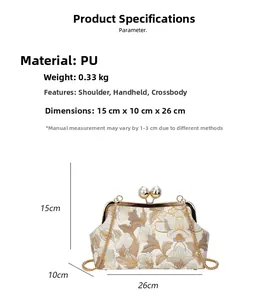 Détail de la broderie florale sur le sac de soirée avec fermoir perle et chaîne dorée