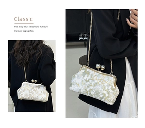 Détail d'un sac à main blanc brodé avec fermoir perle et bandoulière chaîne dorée