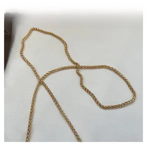 Détail de la bandoulière en chaîne métallique dorée tressée pour petit sac à main femme