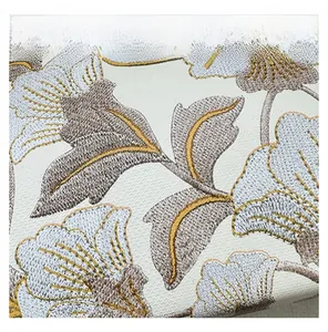 Gros plan sur la broderie florale et le tissu tissé d'un sac à bandoulière pour femme chic