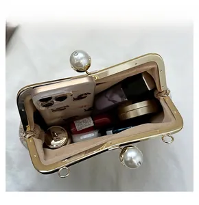 Détail de l'espace intérieur spacieux pour téléphone et maquillage avec fermoir perle