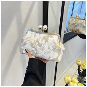 Broderie détaillée aux fils dorés et fermoirs en perles sur sac à main en satin blanc