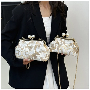 Détail de sacs à main brodés vintage avec grands fermoirs en perles et chaînes dorées