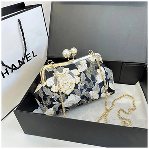 Sac à main brodé de fleurs avec fermoir en perles et bandoulière chaîne dorée
