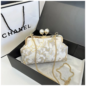 Détail de la broderie florale sur sac bandoulière vintage avec fermoir perle et chaîne