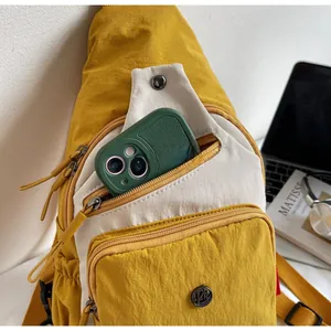 Détail du sac de poitrine jaune moutarde plissé avec poches zippées et grande capacité