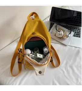 Vue intérieure du sac à dos moutarde montrant le grand espace et les poches internes