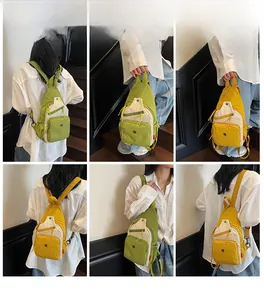 Vues détaillées de sacs de poitrine en toile vert et jaune portés par des modèles en décor moderne