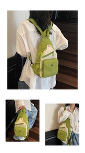 Sac à dos en toile vert et beige montrant divers styles de port et poignées de transport