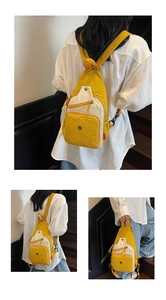 Détail du sac de poitrine en toile jaune et beige avec fermetures et clips métal