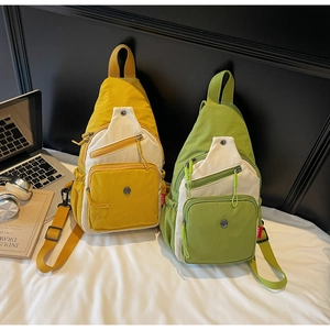 Détail de sacs à bandoulière plissés légers en jaune et vert avec plusieurs poches